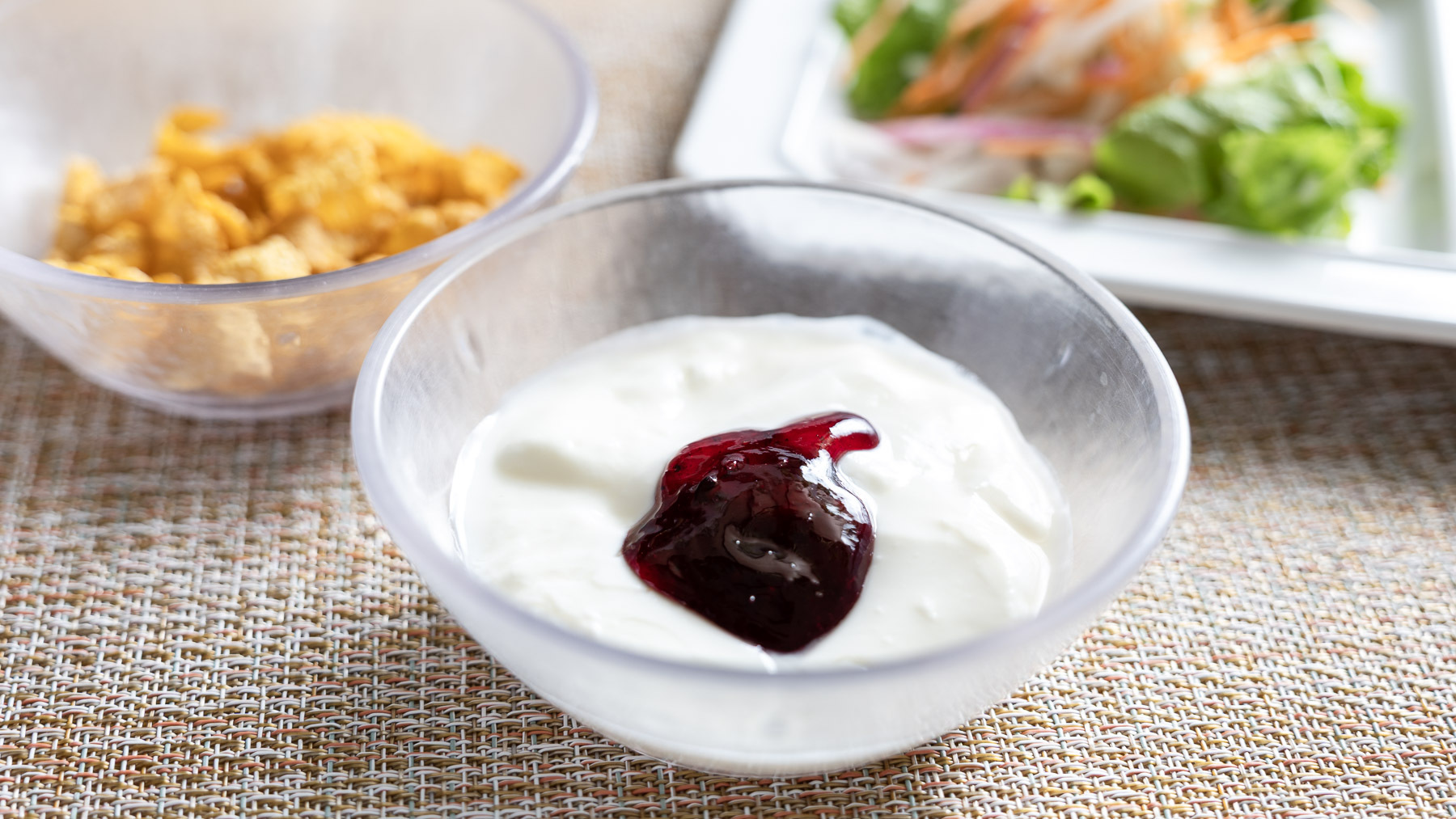 お好みでフルーツソースをかけてどうぞ♪