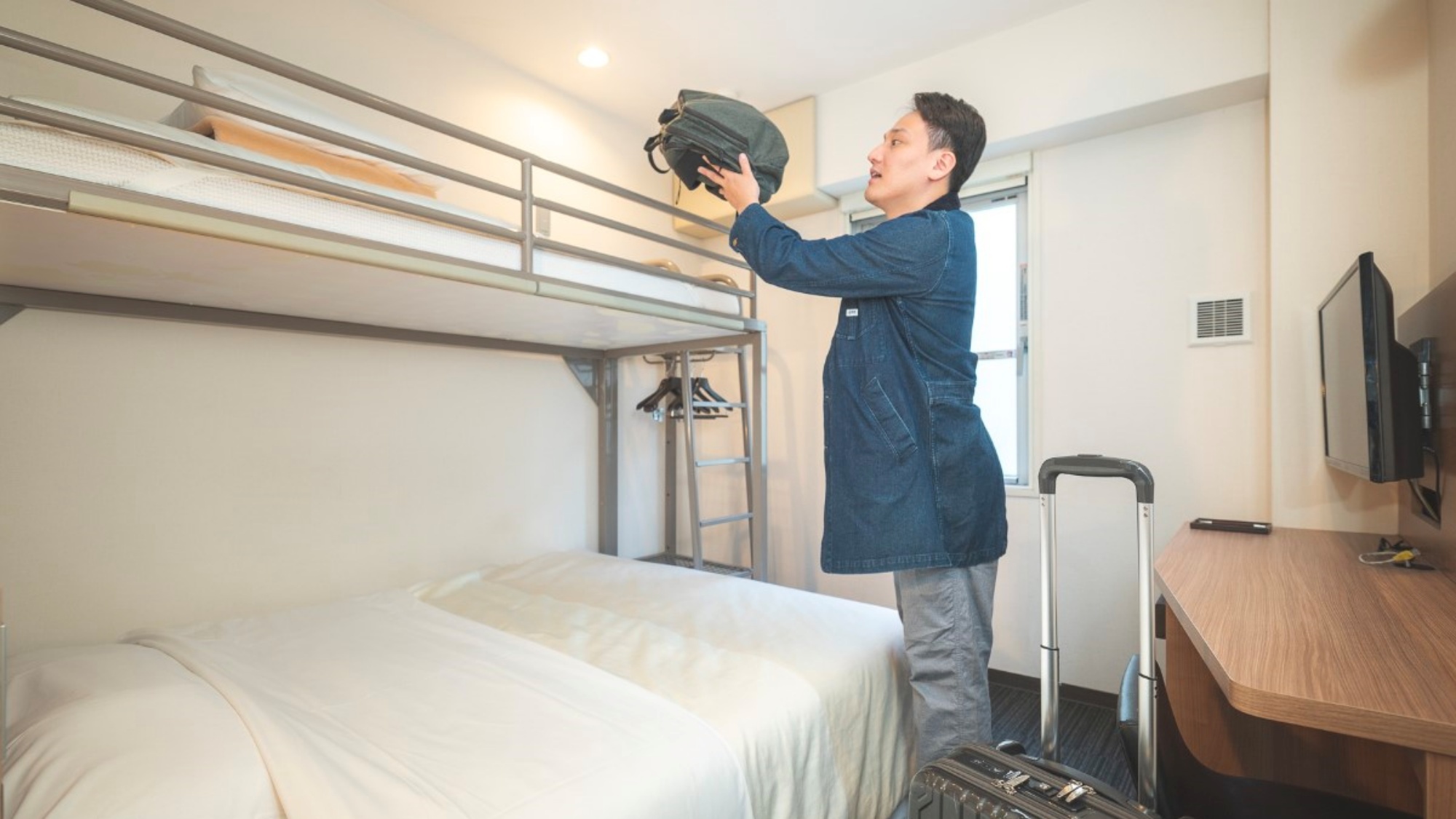 1名利用でも上段が荷物置きに使えます※使用感イメージ