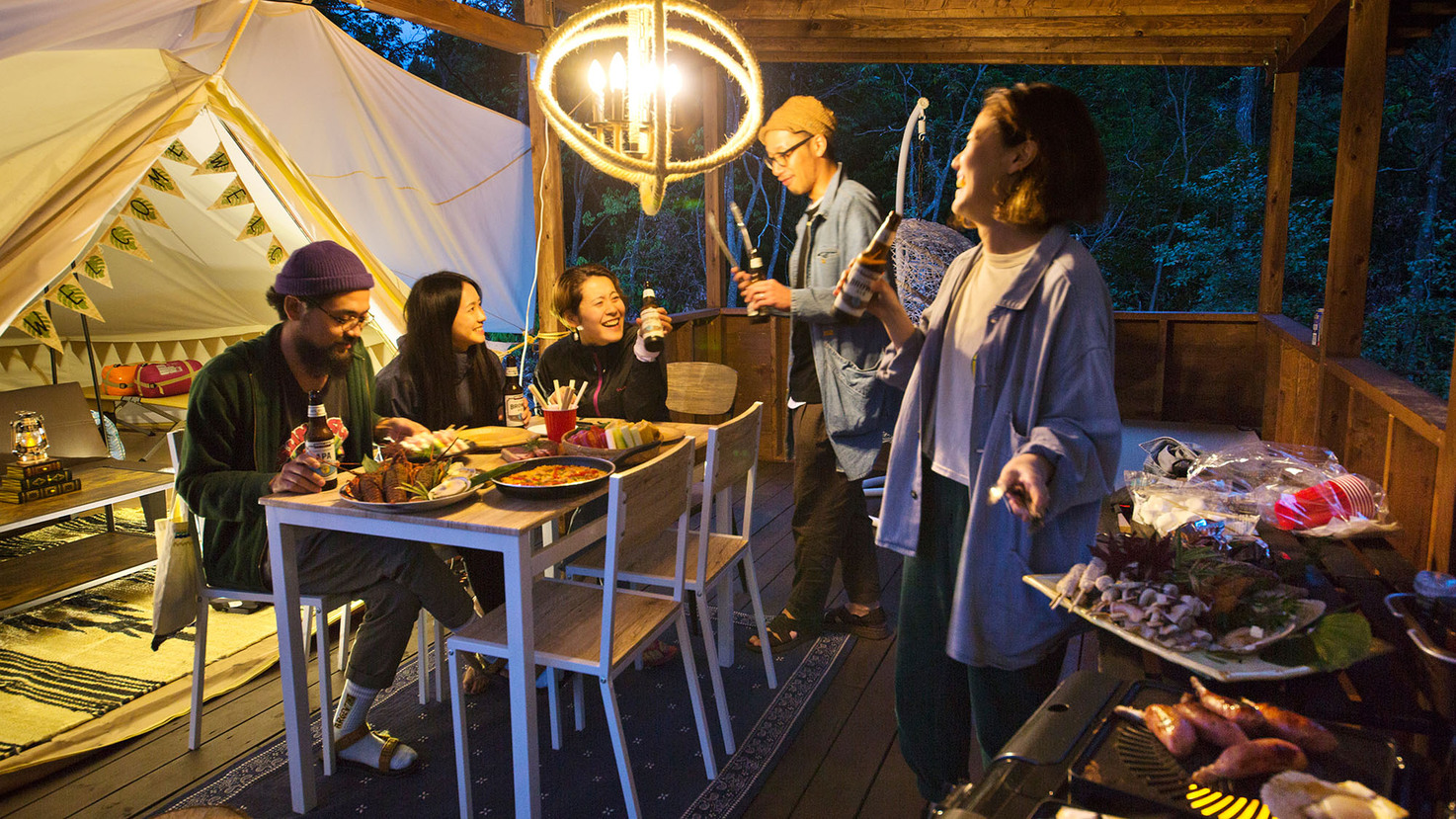 グランピングで仲間と一緒にBBQ！