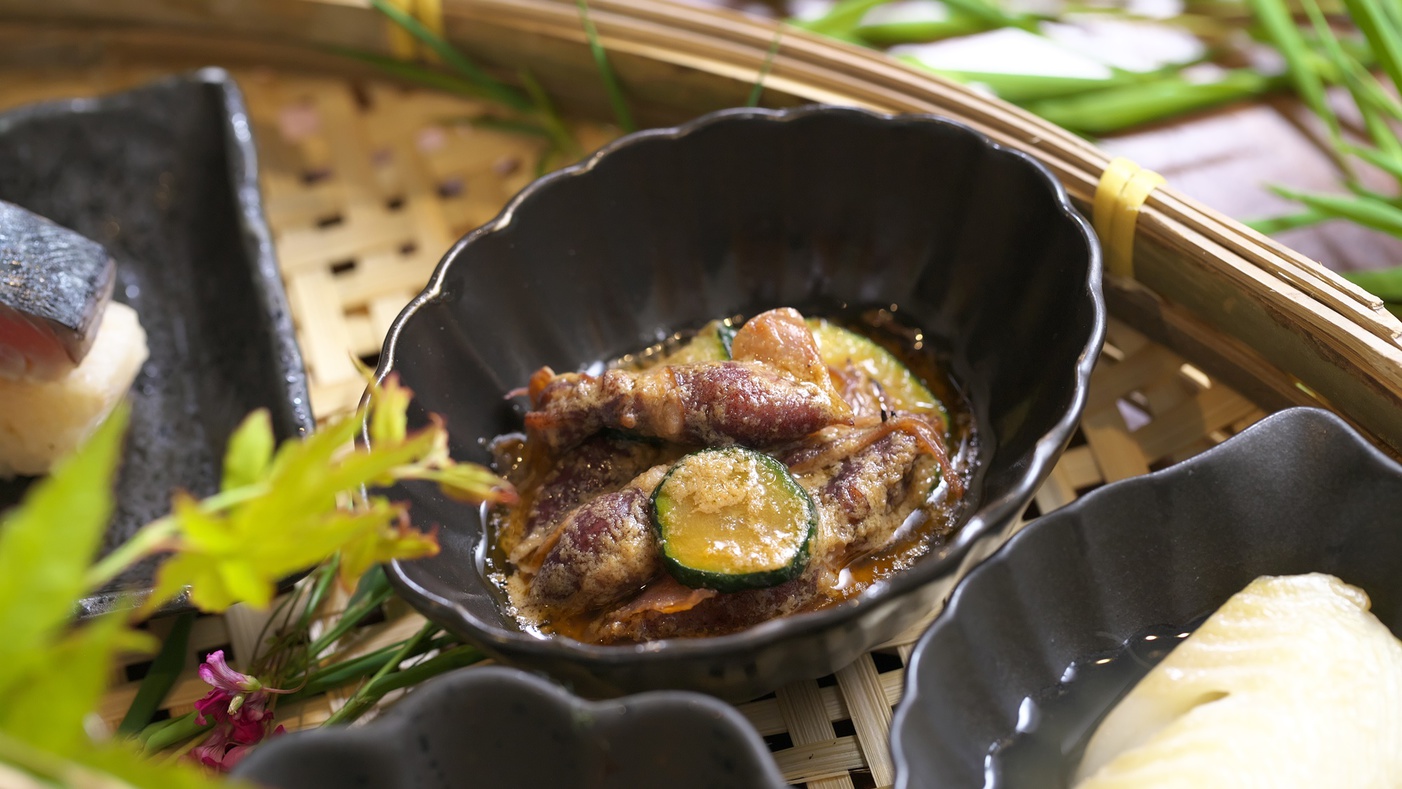 【夕食一例】蛍烏賊とズッキーニの朴葉焼き。味わい深い朴葉とホタルイカの香りは奥深い味を生み出します。