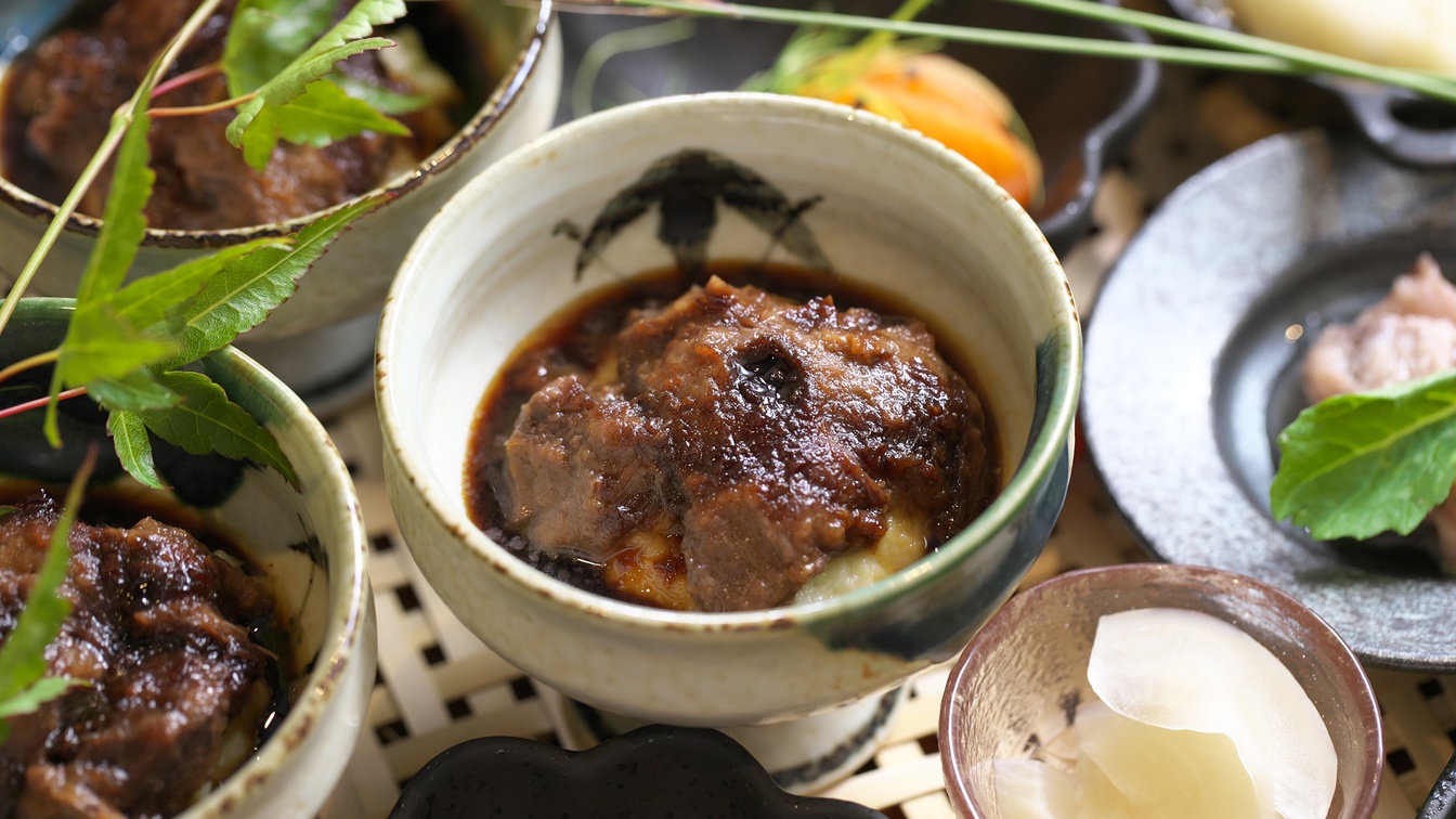 【夕食一例】国産牛頬山梨ワイン甲州味噌煮込み。国産牛頬肉のぷるんとした食感が贅沢な一品です。