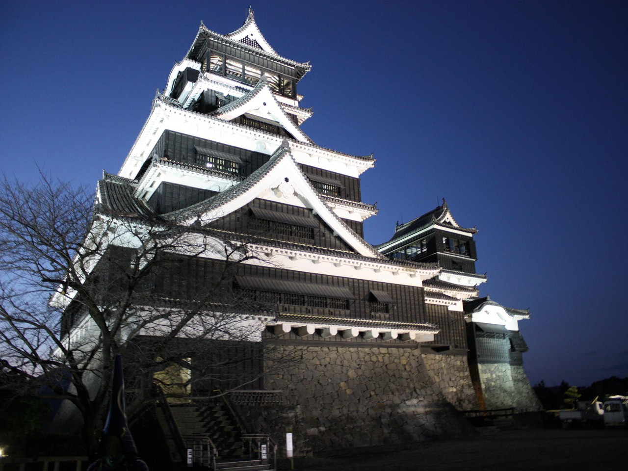 夜の熊本城 大天守・小天守1（写真提供：一般財団法人熊本国際観光コンベンション協会）