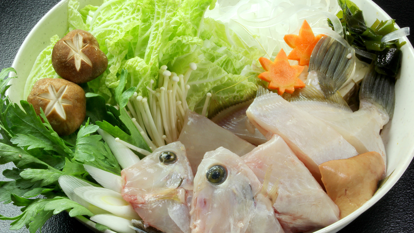 写真のお魚は一例です。新鮮な活魚を使用し体も心も温まる鍋コース♪
