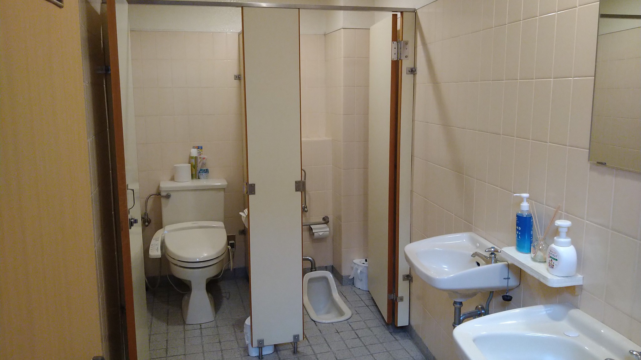 トイレが付いてないお部屋には各お部屋専用のウォシュレット付きトイレをご用意してます。