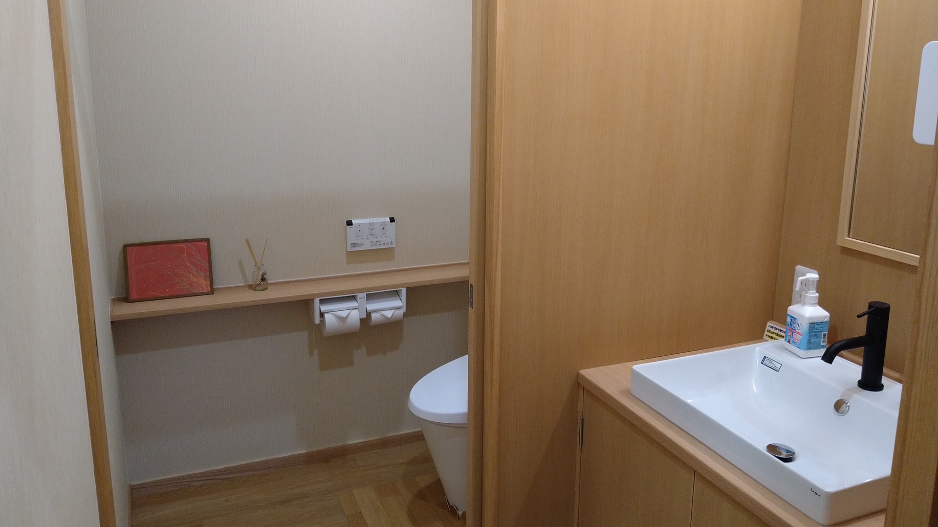トイレが付いてないお部屋には各お部屋専用のウォシュレット付きトイレをご用意してます。