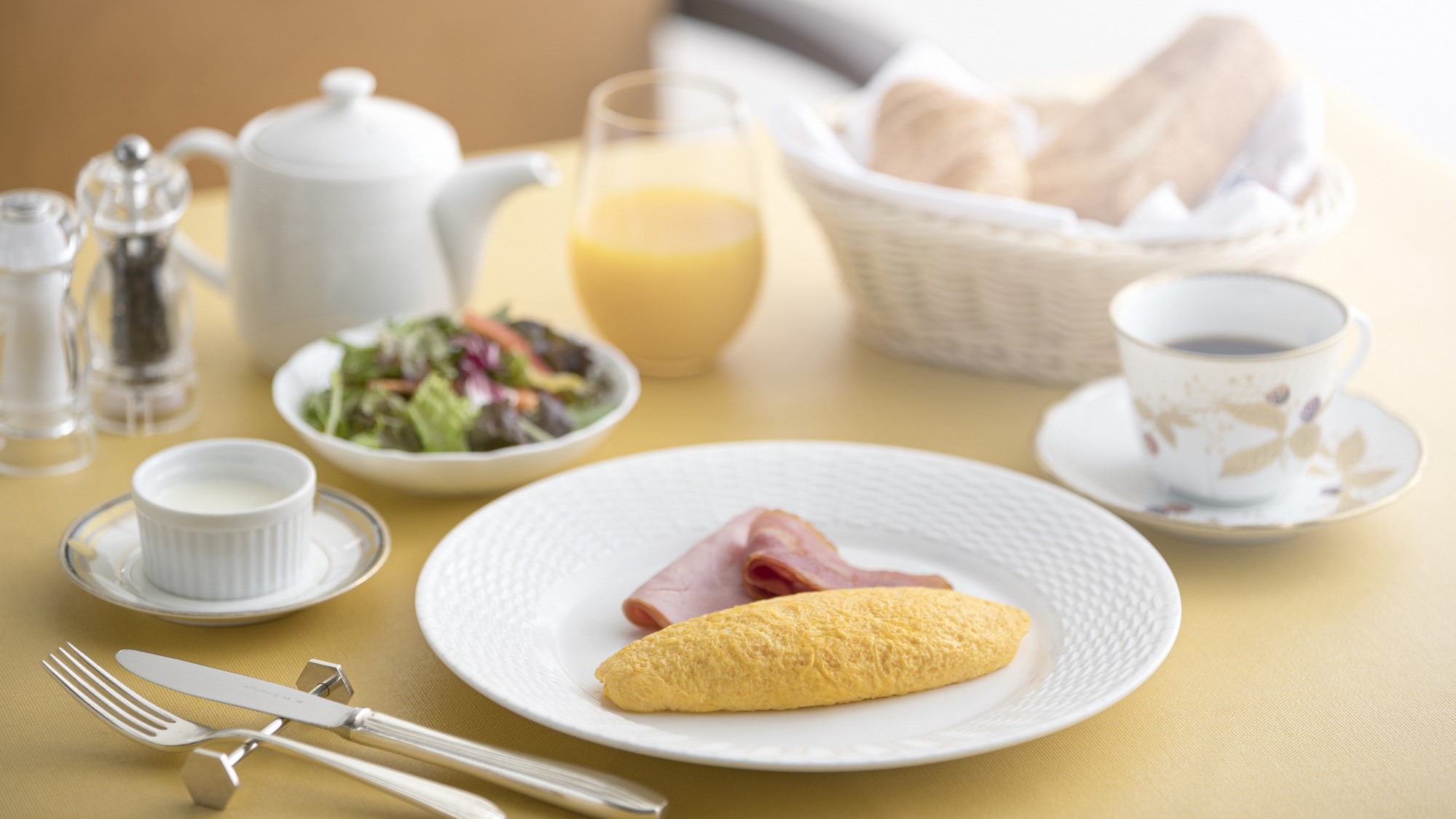 朝食は嬉しいルームサービス 当館ご自慢の朝食をぜひ召し上がってください