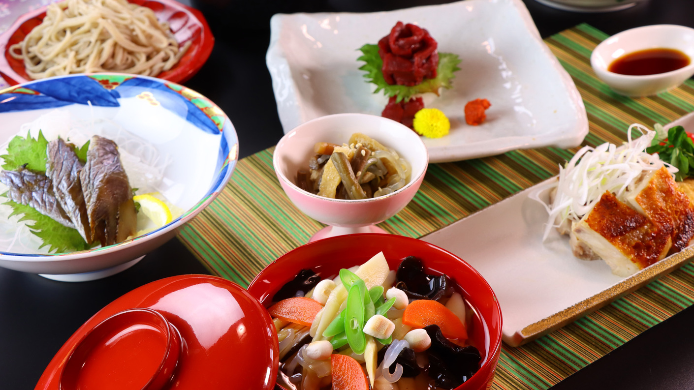 #お料理は日本料理の料理長、専属のそば職人の手打ちそばに、郷土料理を織り交ぜております。