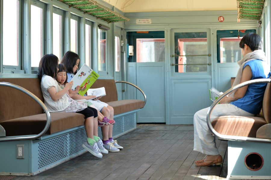 安曇野ちひろ美術館電車の図書室