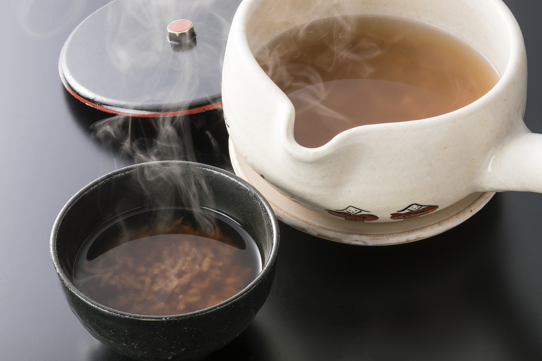 朝食：大和の茶がゆ〜あられをかけて召し上がれ〜ほっと体に染み渡る優しいお目覚めを。