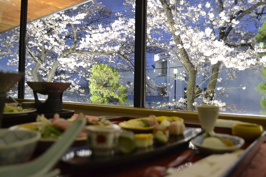 【お食事会場】桜時期３月27日〜4月8日頃※気温により開花時期に差がでますので日程は目安です。