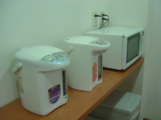 電気ポット&電子レンジ（ご自由にお使い下さい）