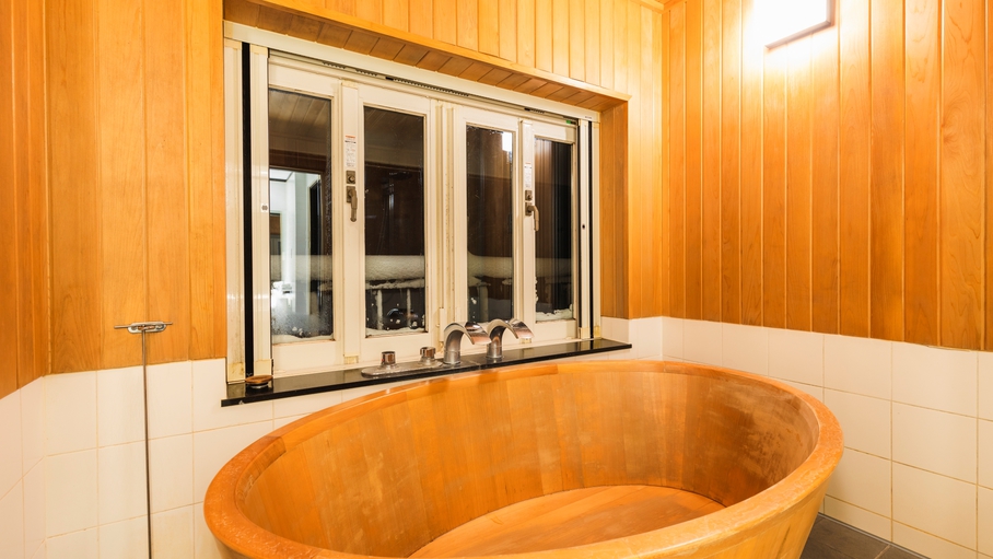 【ジュニアスイート】オーダーメイドの楕円形「青森ヒバ展望温泉風呂」。心休まるひと時をお楽しみ下さい。