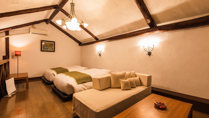 【ロイヤルスイート】2Fにあるベッドルームには、最上の眠りを追求したシモンズ社製ベッドを設置。