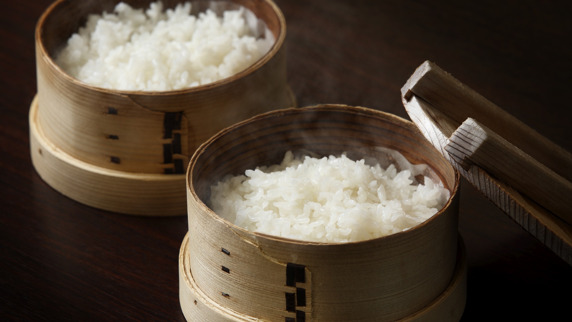 【ご朝食一例】「ほくほく蒸籠ご飯」オリジナル“;天寿米”;は一粒一粒がツヤツヤして、食感はもちもち！