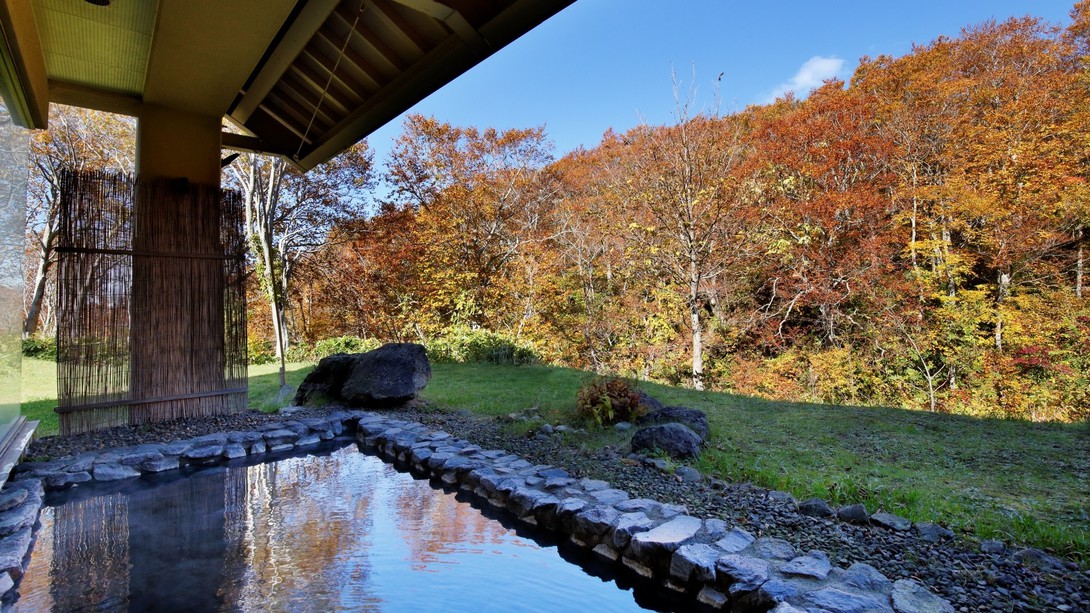 【露天風呂】秋には燃えるような紅葉と八甲田の澄んだ空気に包まれる至福の湯浴みを。