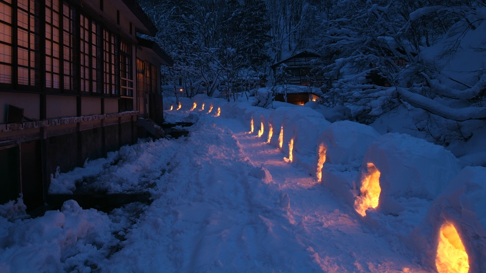 *【かまくら】冬の雪深い時期にだけ現れる、幻想的な風景です。