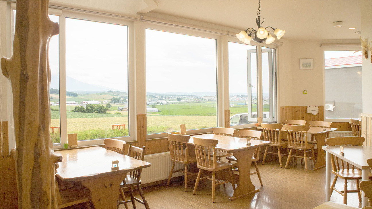 *ラウンジ／大きな窓から美しい富良野の風景を一望！お食事はこちらでお楽しみいただきます。