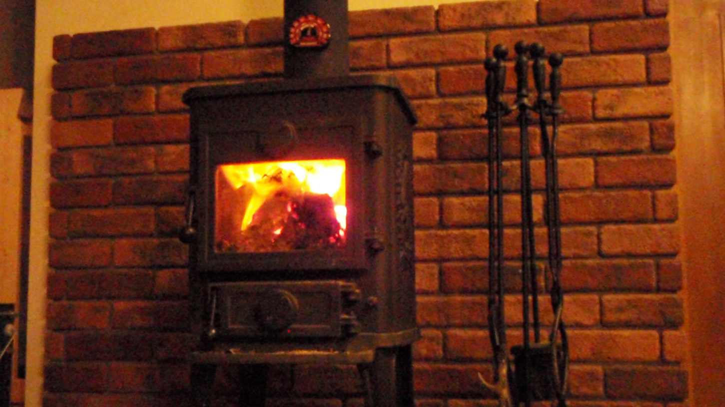 *ラウンジ／冬は薪ストーブで温まりながら、静かでスローな時間をお過ごしいただけます。