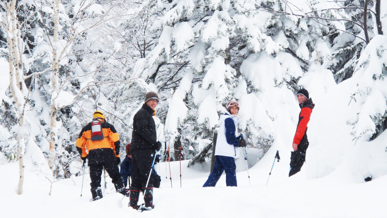 *冬のアクティビティ／雪に覆われた十勝・大雪山連峰の大地と森を歩く「スノーシュー」体験。