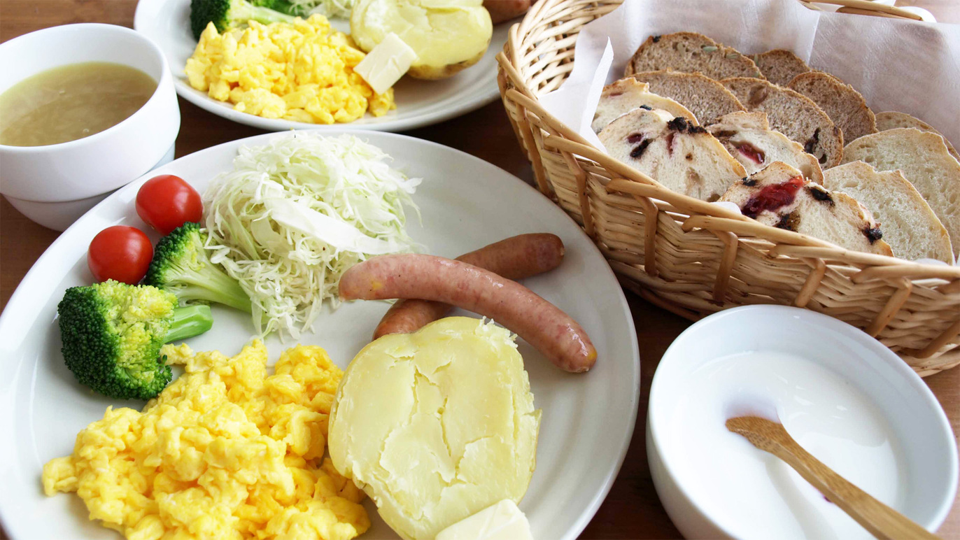 *朝食一例／手作りパンや、新鮮な野菜や卵が好評。朝の清々しい景色を眺めながらいただけます。