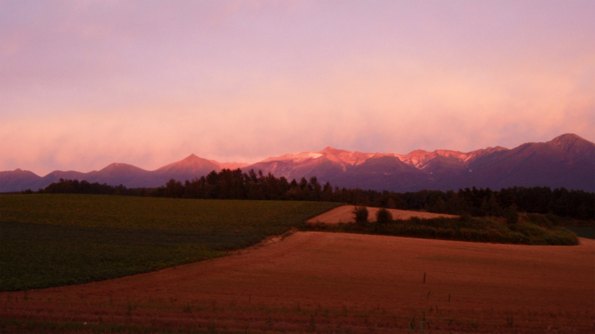 *富良野の夕景／夕暮れ時、ピンク色に染まる空と富良野の風景。美しい景色は心の栄養。