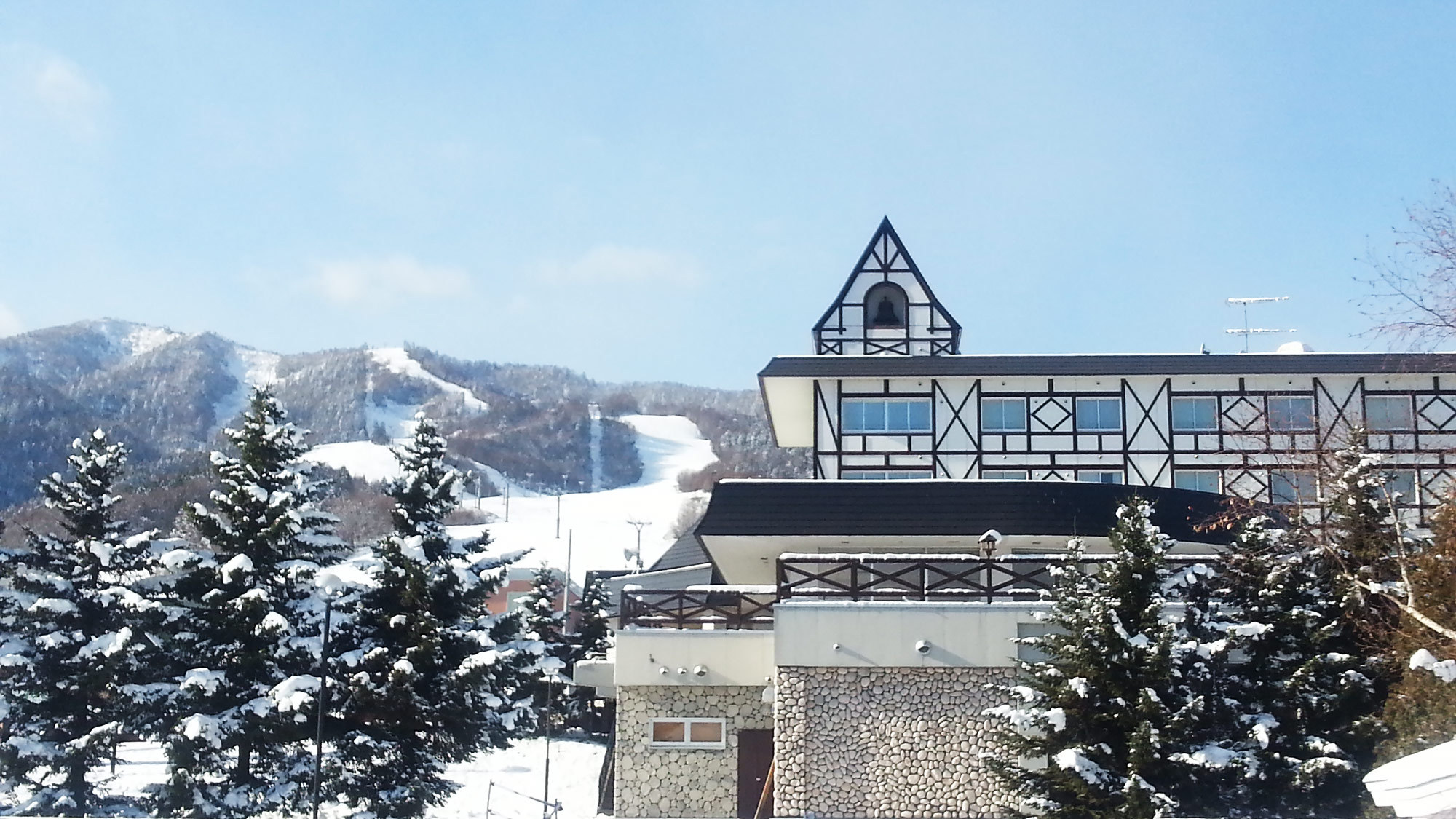 【外観】ホテル外観と富良野スキー場