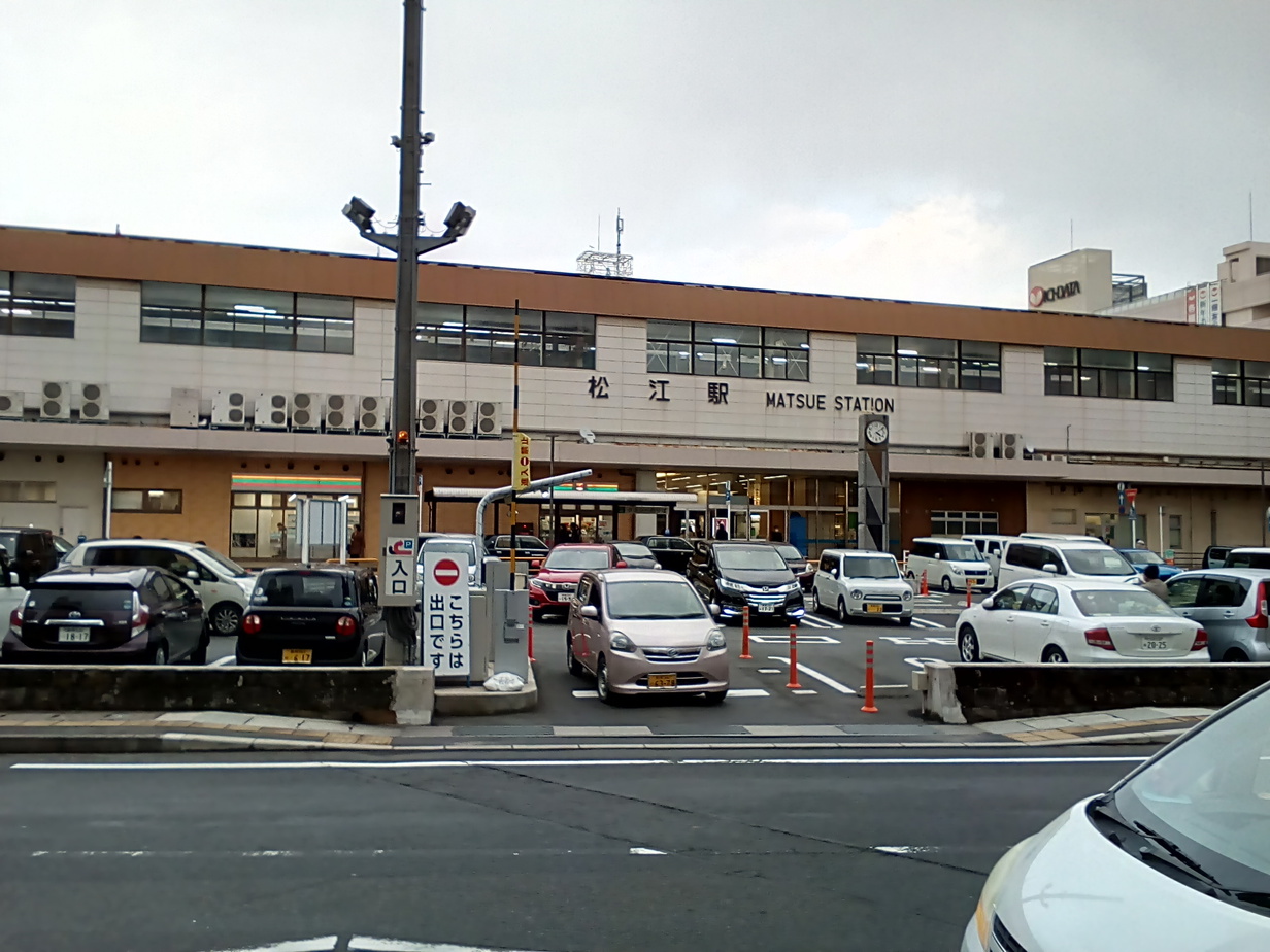 玄関の前はすぐ駅！
