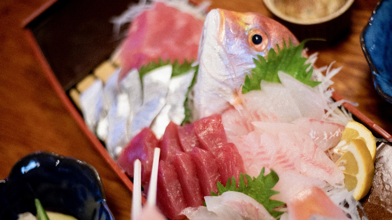 【地魚舟盛りプラン】生まぐろの美味しさを堪能できる舟盛り（一例）