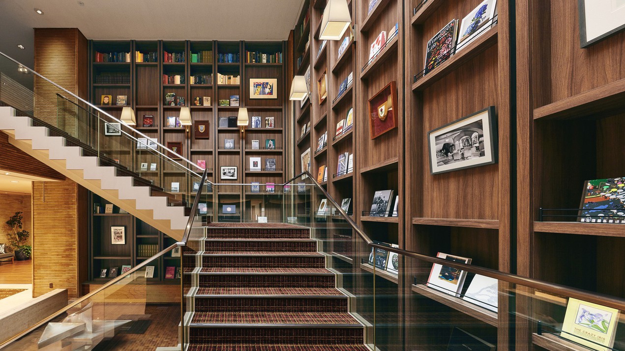 【中央大階段】階段を囲うように設置された高さ約7メートルの大書棚