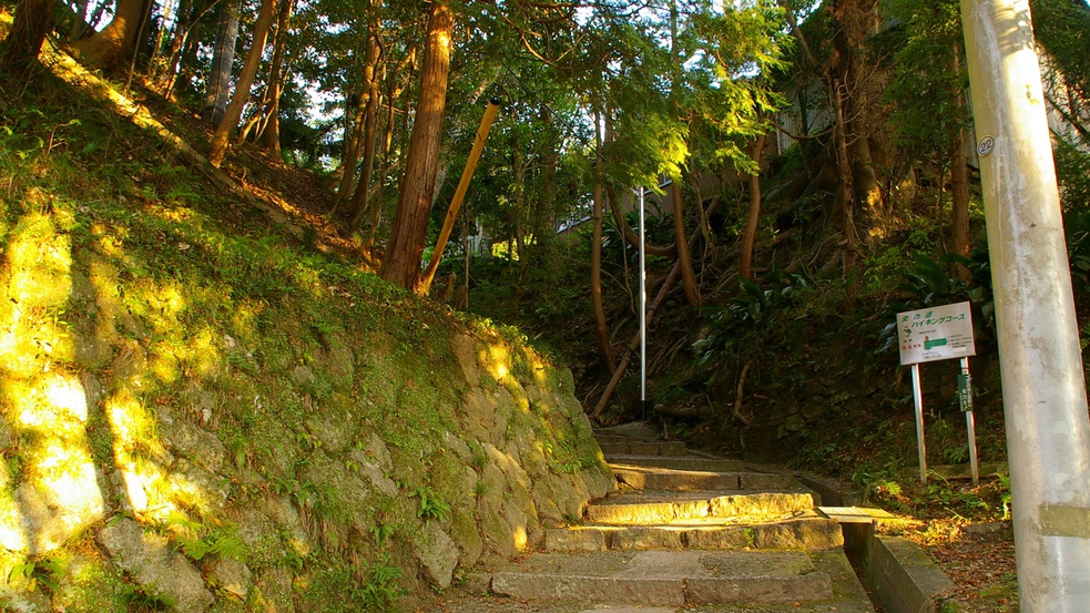 *【施設周辺】笠置寺参道でございます。緑に包まれた参道を通って本堂へ♪当館から徒歩1分です！