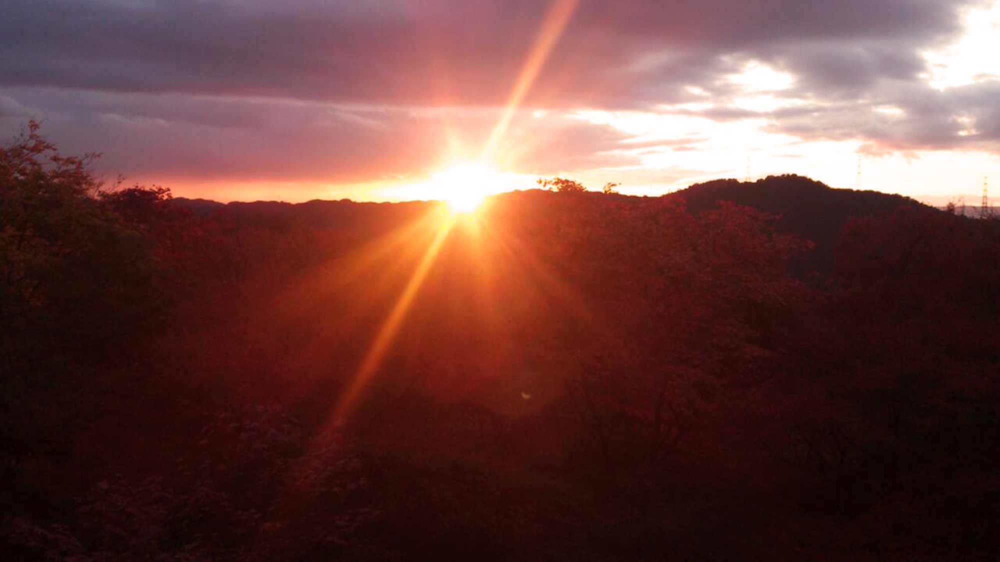 *【施設周辺】大阪方面の山の頂に沈んでいく夕日を見ることができます。