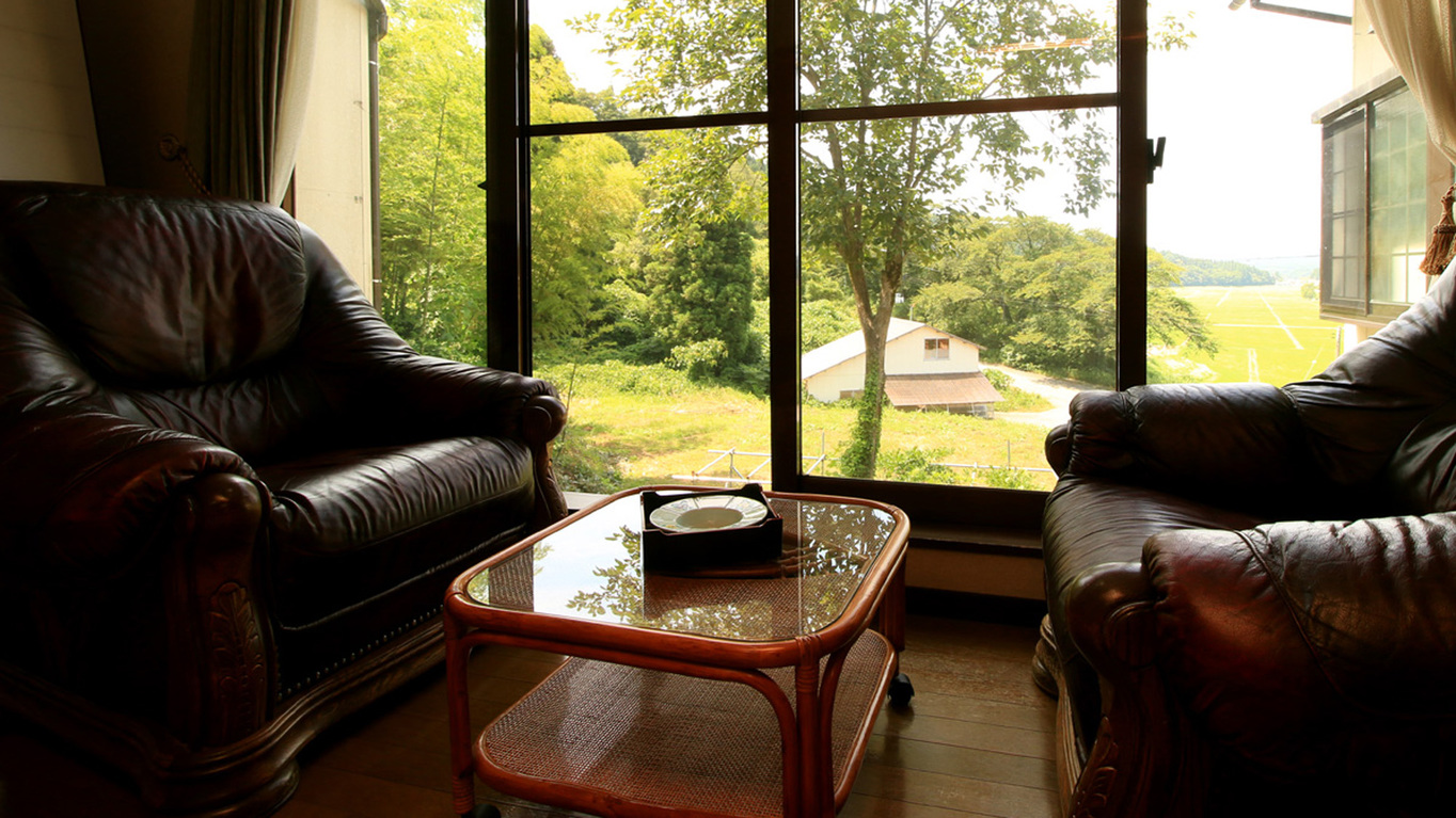 【客室一例・さくらの間（14畳）】１Ｆの田んぼを見渡せるのんびりとした田舎の風景をお楽しみ下さい
