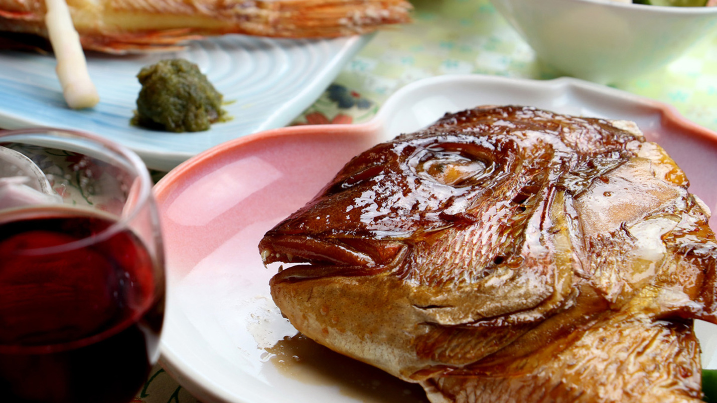 【料理一例】自慢の鯛の兜煮は人気のお料理