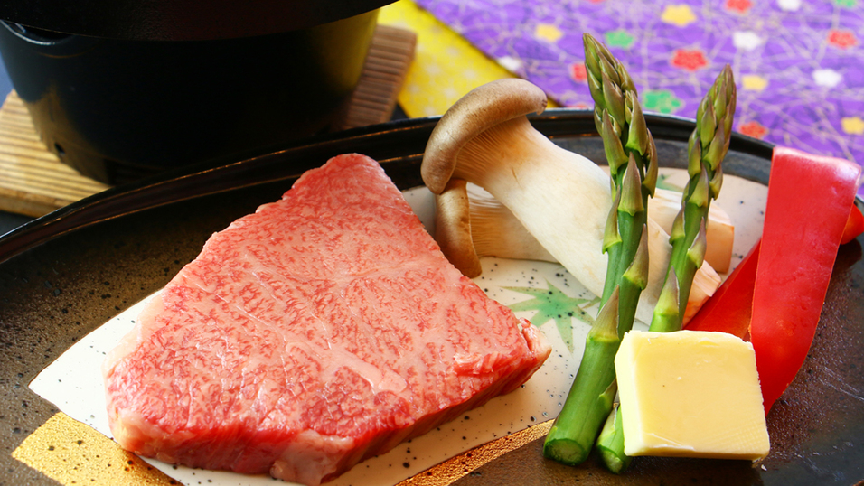 グルメ企画料理一例・・サシの入ったブランド牛ステーキは口に入れるととろけるような味わいです。