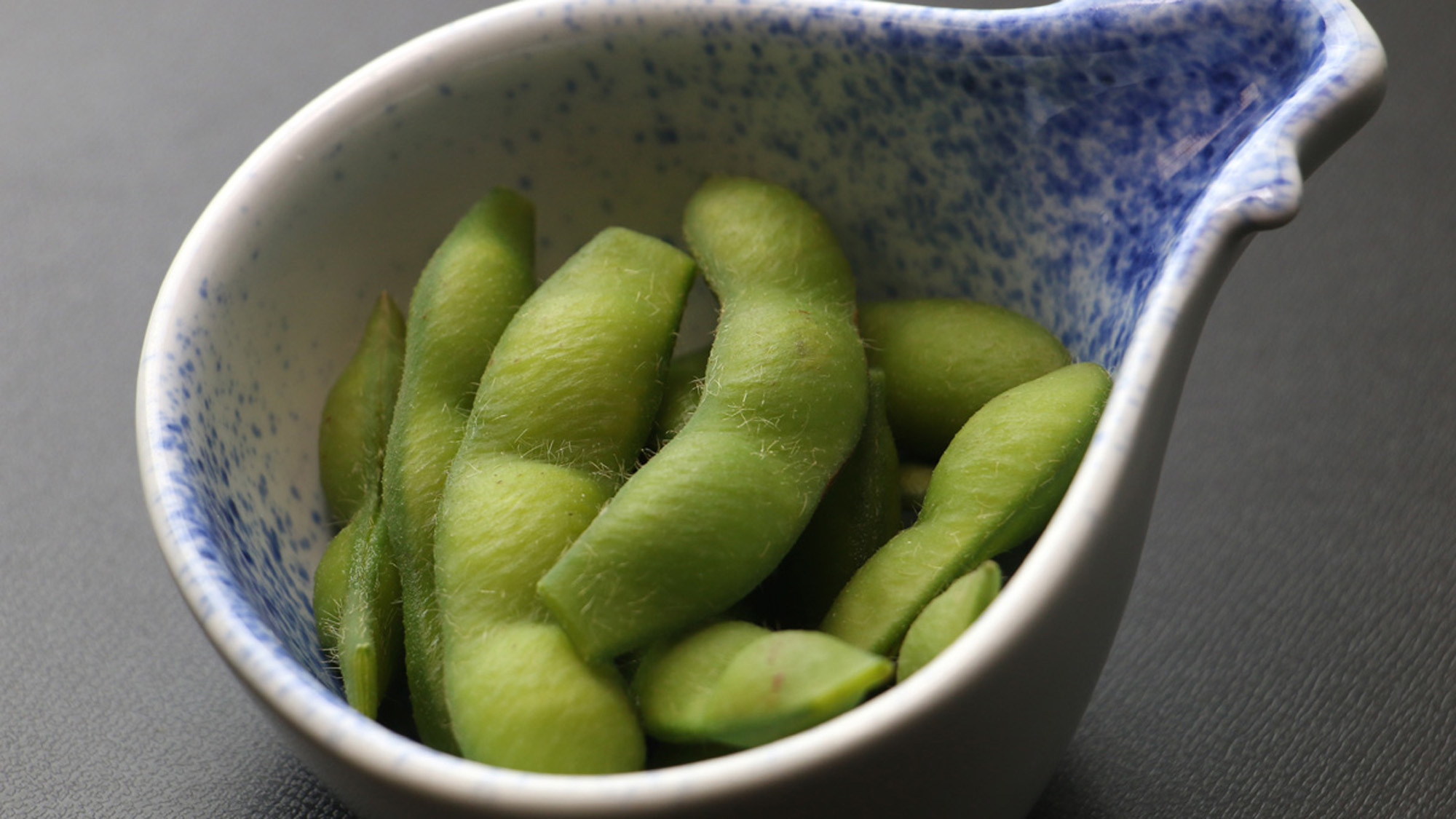 秋スタンダード一例・・茹でたての名物だだ茶豆でお酒もすすみますね。