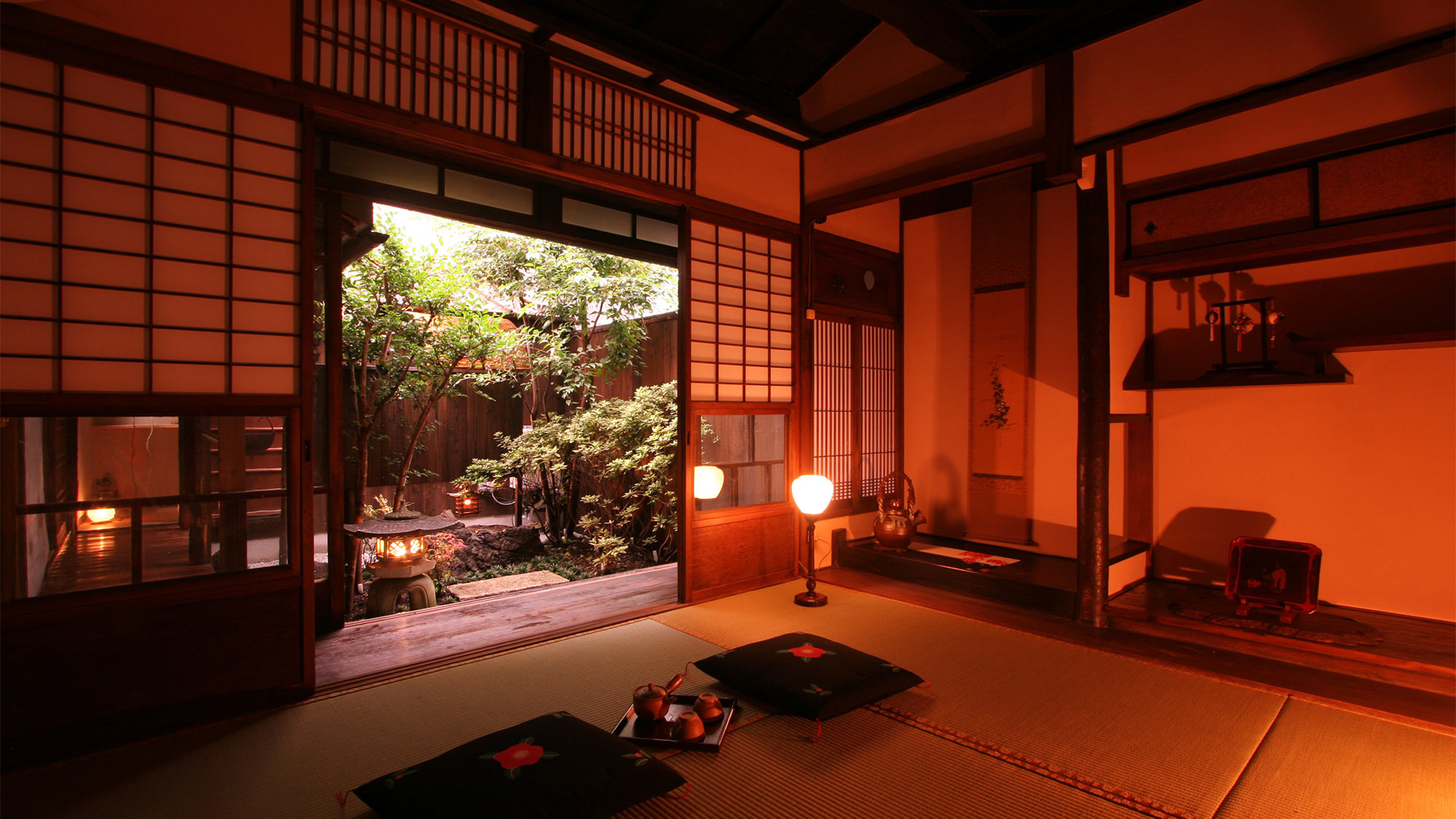 ・照明を控えめにすると、更に京町家らしい雰囲気が増します。