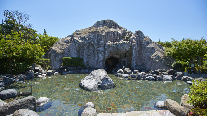 大滝の湯：流れ落ちる大滝を間近で見ながら入れる、当館最大のお風呂です！