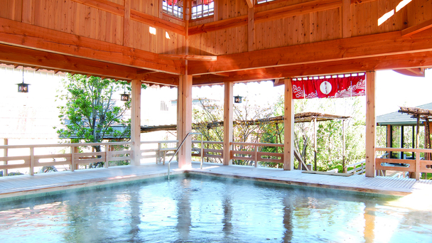 源泉館：水着露天風呂の最奥！茶褐色の温泉です