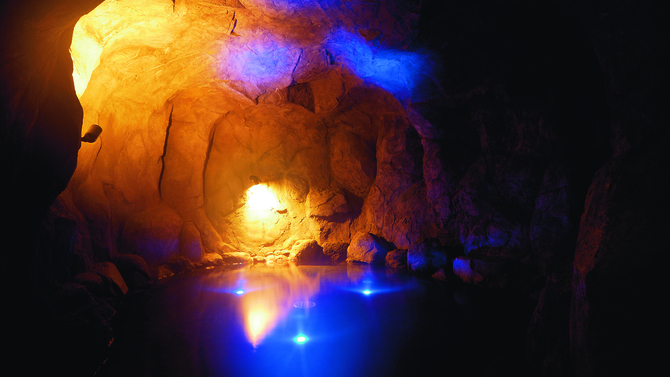 青の洞窟（洞窟風呂）：洞窟の中のお風呂は幻想的