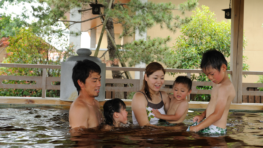 源泉館：木々の緑を眺めながら家族みんなでゆったり温泉に入れます
