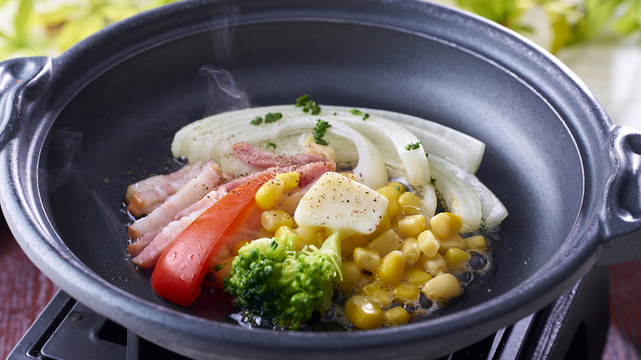 【朝食バイキング】アツアツ！ベーコンと野菜のバター焼き