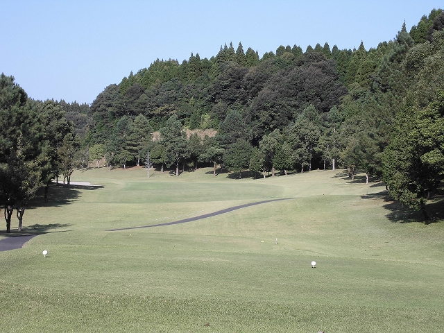 17ホール（PAR4/Back Tee:450Y・Regular Tee:426Y)/第1打はフ