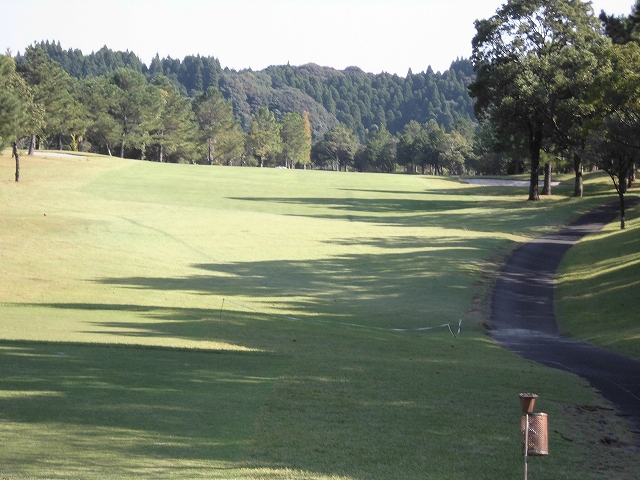 3ホール（PAR5/Back Tee:517Y・Regular Tee:495Y)/第2打地点左