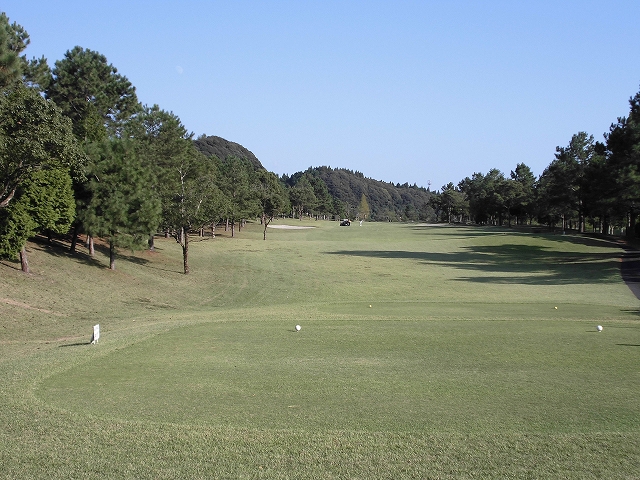 9ホール（PAR4/Back Tee:375Y・Regular Tee:360)/第1打は左右の