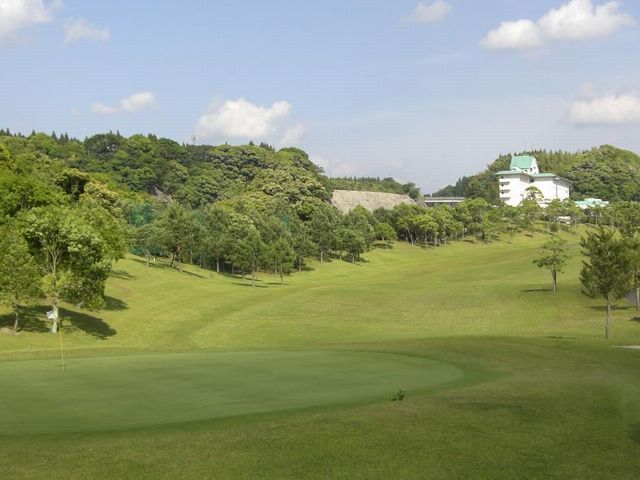 1ホール（PAR4/Back Tee:402Y・Regular Tee:378Y)/グリーン手前