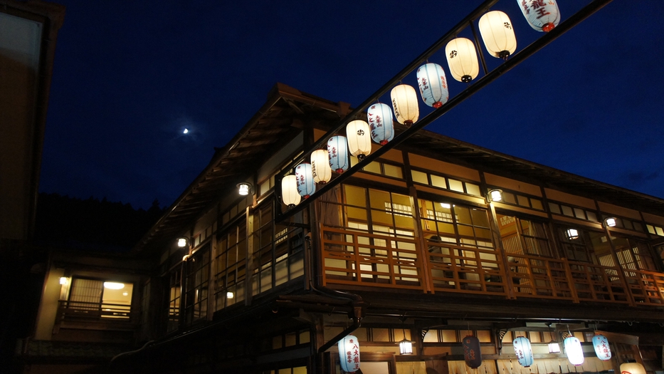 夜の外観