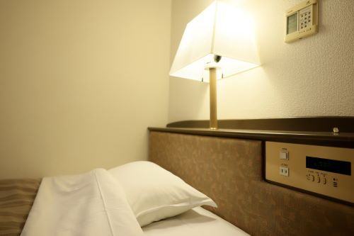 【客室設備】枕元コンセント