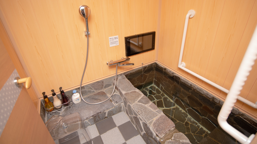 【14畳 和室 マウントビュー】手すり付き石造り浴室