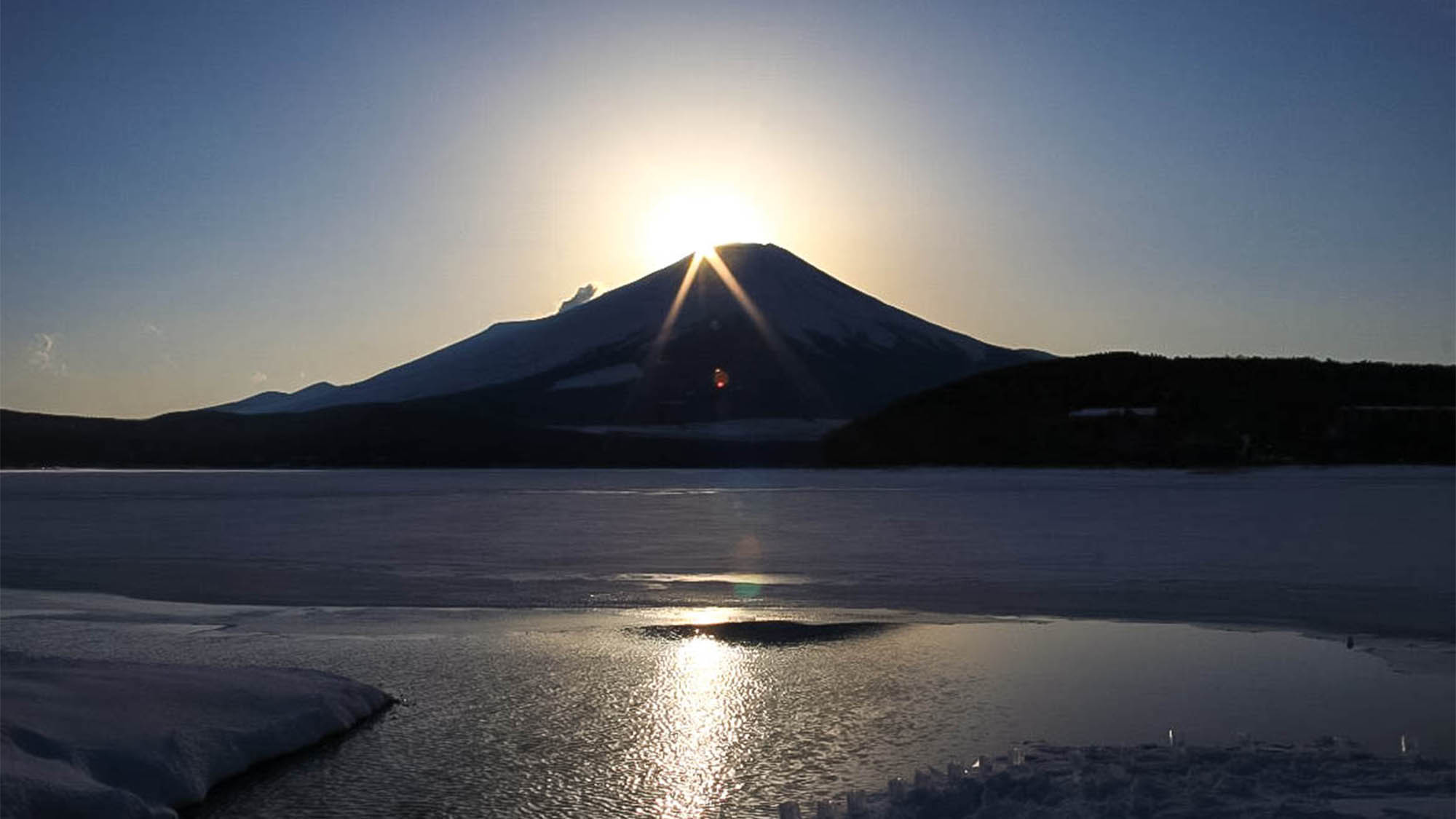 ・ダイヤモンド富士：富士山頂に太陽が重なる瞬間ダイヤモンドのように輝きます