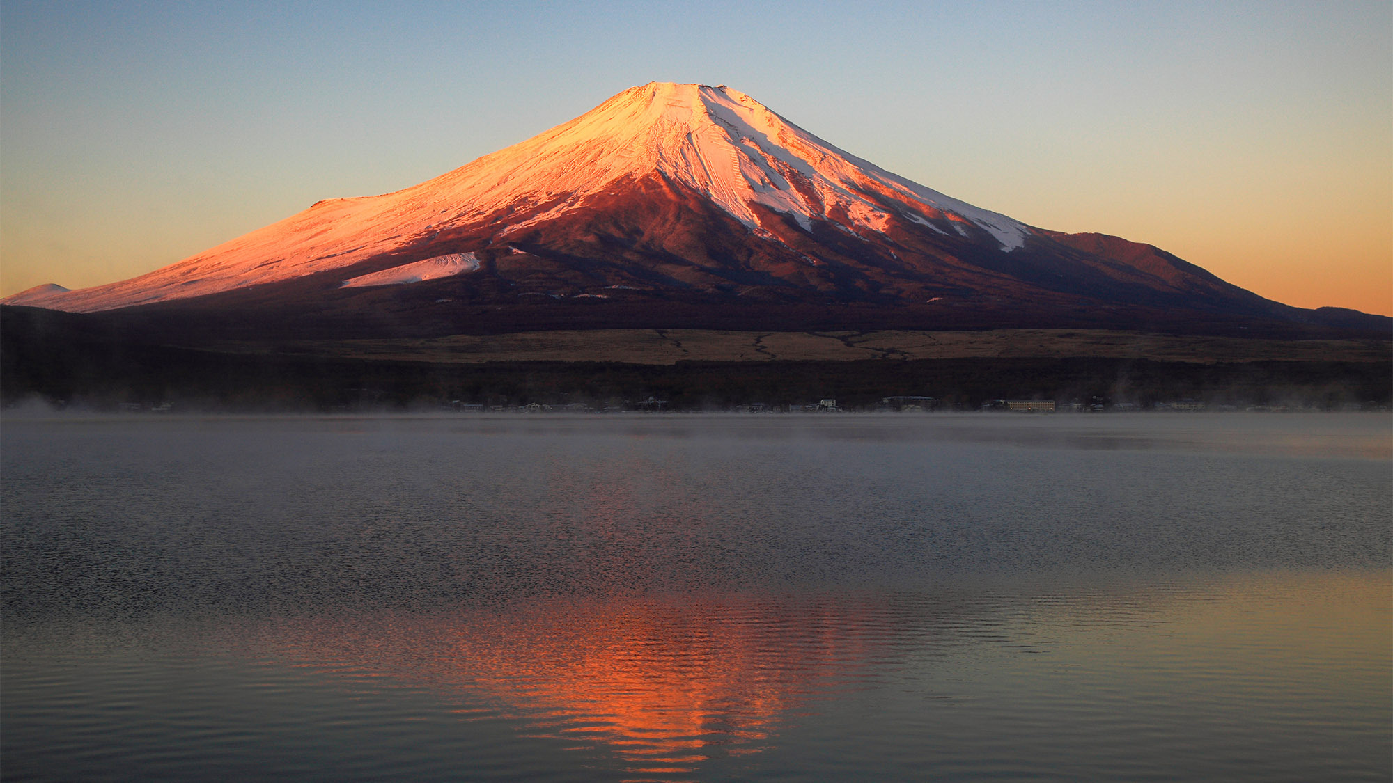 ・紅富士：富士山が冠雪した状態の中で朝日に照らされて真紅に染まった様子